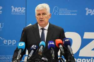 MOSTAR, 15. Rujna (FENA) - Predsjednik HDZ-a BiH Dragan Čović, nakon 23. sjednice  Predsjedništva HDZ-a BiH ocijenio je kako ne bi volio da stanje izvršne vlasti do općih Izbora  2026. ostane na sadašnjoj razini, budući da bi to značilo “da se vlast bavi sama sobom”  (Foto FENA/Mateo Marinović)


