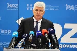 MOSTAR, 15. Rujna (FENA) - Predsjednik HDZ-a BiH Dragan Čović, nakon 23. sjednice  Predsjedništva HDZ-a BiH ocijenio je kako ne bi volio da stanje izvršne vlasti do općih Izbora  2026. ostane na sadašnjoj razini, budući da bi to značilo “da se vlast bavi sama sobom”  (Foto FENA/Mateo Marinović)


