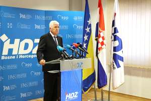 MOSTAR, 15. Rujna (FENA) - Predsjednik HDZ-a BiH Dragan Čović, nakon 23. sjednice  Predsjedništva HDZ-a BiH ocijenio je kako ne bi volio da stanje izvršne vlasti do općih Izbora  2026. ostane na sadašnjoj razini, budući da bi to značilo “da se vlast bavi sama sobom”  (Foto FENA/Mateo Marinović)


