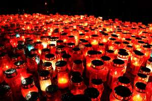 MOSTAR, 18. studenoga (FENA) – Stanovnici Mostara večeras su se pridružili obilježavanju Dana sjećanja na žrtve Domovinskog rata te žrtvu Vukovara i Škabrnje, sudjelujući u tradicionalnim večernjim procesijama, molitvi i paljenju svijeća. (Foto FENA/ES)