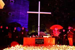 MOSTAR, 18. studenoga (FENA) – Stanovnici Mostara večeras su se pridružili obilježavanju Dana sjećanja na žrtve Domovinskog rata te žrtvu Vukovara i Škabrnje, sudjelujući u tradicionalnim večernjim procesijama, molitvi i paljenju svijeća. (Foto FENA/ES)