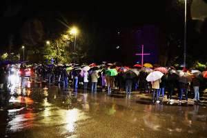 MOSTAR, 18. studenoga (FENA) – Stanovnici Mostara večeras su se pridružili obilježavanju Dana sjećanja na žrtve Domovinskog rata te žrtvu Vukovara i Škabrnje, sudjelujući u tradicionalnim večernjim procesijama, molitvi i paljenju svijeća. (Foto FENA/ES)