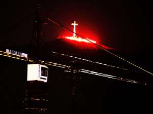 MOSTAR, 18. studenoga (FENA) – Stanovnici Mostara večeras su se pridružili obilježavanju Dana sjećanja na žrtve Domovinskog rata te žrtvu Vukovara i Škabrnje, sudjelujući u tradicionalnim večernjim procesijama, molitvi i paljenju svijeća. (Foto FENA/ES)