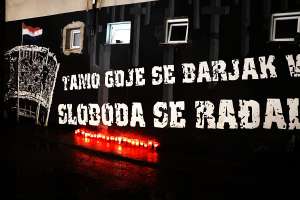 MOSTAR, 18. studenoga (FENA) – Stanovnici Mostara večeras su se pridružili obilježavanju Dana sjećanja na žrtve Domovinskog rata te žrtvu Vukovara i Škabrnje, sudjelujući u tradicionalnim večernjim procesijama, molitvi i paljenju svijeća. (Foto FENA/ES)