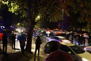 MOSTAR, 18. studenoga (FENA) – Stanovnici Mostara večeras su se pridružili obilježavanju Dana sjećanja na žrtve Domovinskog rata te žrtvu Vukovara i Škabrnje, sudjelujući u tradicionalnim večernjim procesijama, molitvi i paljenju svijeća. (Foto FENA/ES)