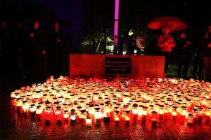 MOSTAR, 18. studenoga (FENA) – Stanovnici Mostara večeras su se pridružili obilježavanju Dana sjećanja na žrtve Domovinskog rata te žrtvu Vukovara i Škabrnje, sudjelujući u tradicionalnim večernjim procesijama, molitvi i paljenju svijeća. (Foto FENA/ES)