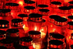 MOSTAR, 18. studenoga (FENA) – Stanovnici Mostara večeras su se pridružili obilježavanju Dana sjećanja na žrtve Domovinskog rata te žrtvu Vukovara i Škabrnje, sudjelujući u tradicionalnim večernjim procesijama, molitvi i paljenju svijeća. (Foto FENA/ES)