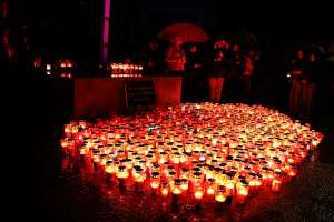 MOSTAR, 18. studenoga (FENA) – Stanovnici Mostara večeras su se pridružili obilježavanju Dana sjećanja na žrtve Domovinskog rata te žrtvu Vukovara i Škabrnje, sudjelujući u tradicionalnim večernjim procesijama, molitvi i paljenju svijeća. (Foto FENA/ES)