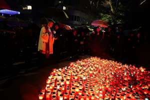 MOSTAR, 18. studenoga (FENA) – Stanovnici Mostara večeras su se pridružili obilježavanju Dana sjećanja na žrtve Domovinskog rata te žrtvu Vukovara i Škabrnje, sudjelujući u tradicionalnim večernjim procesijama, molitvi i paljenju svijeća. (Foto FENA/ES)