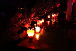 MOSTAR, 18. studenoga (FENA) – Stanovnici Mostara večeras su se pridružili obilježavanju Dana sjećanja na žrtve Domovinskog rata te žrtvu Vukovara i Škabrnje, sudjelujući u tradicionalnim večernjim procesijama, molitvi i paljenju svijeća. (Foto FENA/ES)