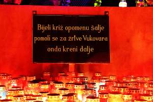 MOSTAR, 18. studenoga (FENA) – Stanovnici Mostara večeras su se pridružili obilježavanju Dana sjećanja na žrtve Domovinskog rata te žrtvu Vukovara i Škabrnje, sudjelujući u tradicionalnim večernjim procesijama, molitvi i paljenju svijeća. (Foto FENA/ES)