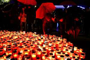 MOSTAR, 18. studenoga (FENA) – Stanovnici Mostara večeras su se pridružili obilježavanju Dana sjećanja na žrtve Domovinskog rata te žrtvu Vukovara i Škabrnje, sudjelujući u tradicionalnim večernjim procesijama, molitvi i paljenju svijeća. (Foto FENA/ES)