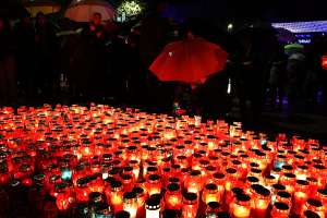 MOSTAR, 18. studenoga (FENA) – Stanovnici Mostara večeras su se pridružili obilježavanju Dana sjećanja na žrtve Domovinskog rata te žrtvu Vukovara i Škabrnje, sudjelujući u tradicionalnim večernjim procesijama, molitvi i paljenju svijeća. (Foto FENA/ES)